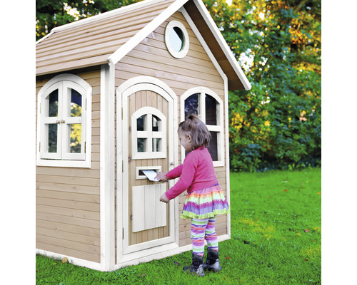 Drevený domček na hranie s poštovou schránkou a dieťaťom vkladajúcim list.