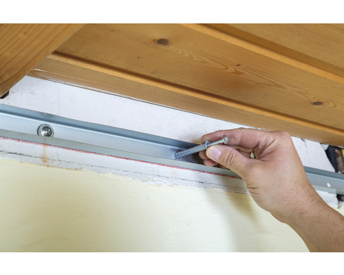 Inštalácia kovovej lišty s hmoždinkou a skrutkou na stenu