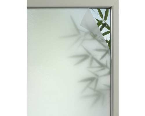 Okno s fóliou mliečneho skla a bambusovým motívom