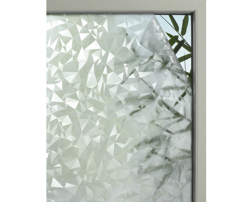 Okno s fóliou na ochranu súkromia v geometrickom dizajne.