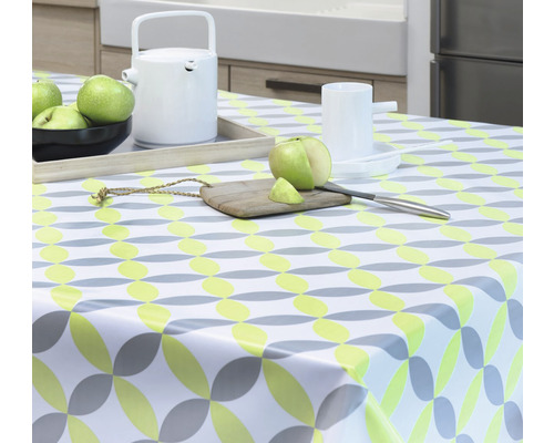 Obrus s geometrickým vzorom na kuchynskom stole s riadom a jablkami