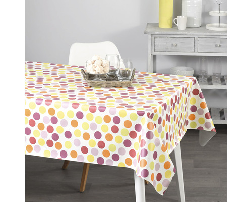 Stôl s bodkovaným obrusom a riadom