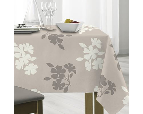 Stôl s béžovým obrusom s kvetinovým vzorom