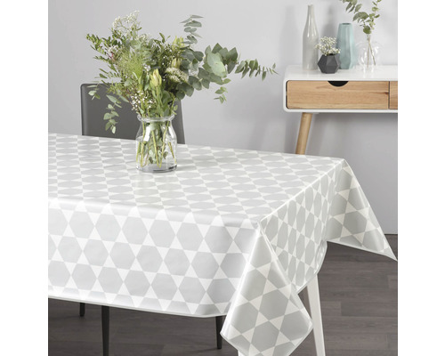 Stôl s obrusom z voskovaného plátna s geometrickým vzorom v jedálni