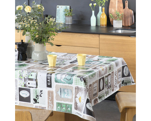 Stolová scéna so záhradným obrusom, žltými šálkami a kvetmi