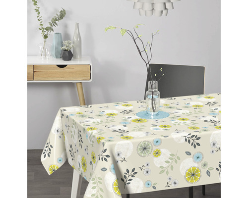 Stolová scéna s obrusom s kvetinovým vzorom na stole