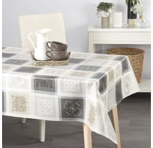 Stôl so vzorovaným obrusom a riadom