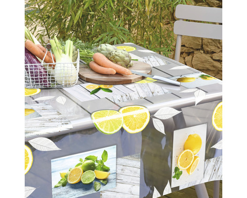 Obrus so vzorom citróna na záhradnom stole so zeleninou