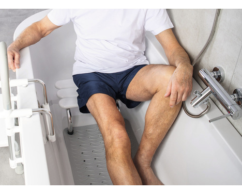 Muž sedí vo vani so vstupnou pomôckou a sedadlom do vane