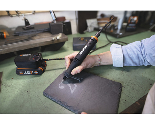 Gravírovací nástroj používaný na bridlicovej doske na vytvorenie čísla.