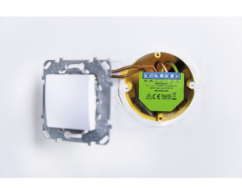 Nainštalovaný stmievač Shelly Dimmer 2 vedľa vypínača