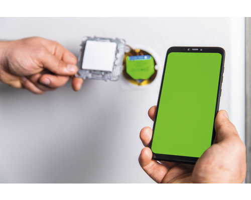 Inštalácia vypínača svetla s podporou smartfónu.