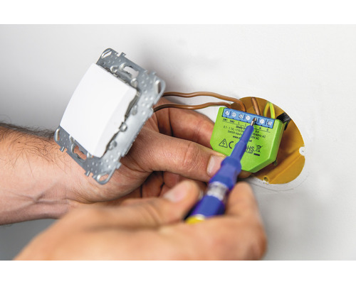 Inštalácia spínača inteligentnej domácnosti pomocou skrutkovača