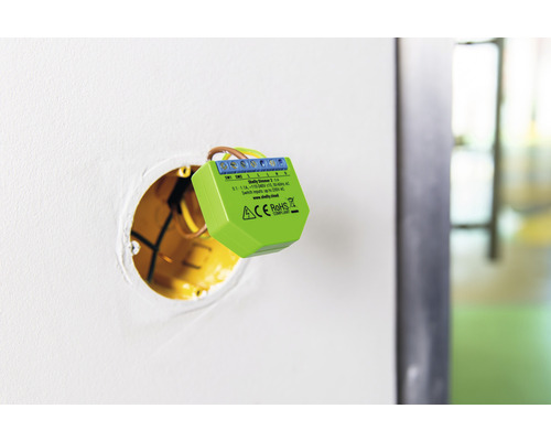 Inteligentný stmievač Shelly Dimmer 2 pre inteligentnú domácnosť nainštalovaný v nástennej krabici