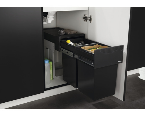 Kuchynská skrinka s výsuvným košom a úložným priestorom na čistiace prostriedky