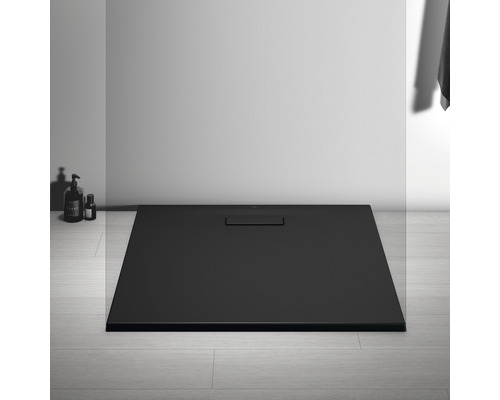 Čierna sprchová vanička v kúpeľni