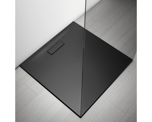 Čierna sprchová vanička v kúpeľni.