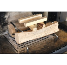 Palivové drevo a podpaľovacie drevo na mriežke krbu