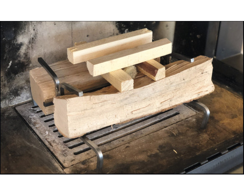 Palivové drevo a podpaľovacie drevo na mriežke krbu