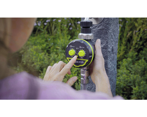 Osoba nastavuje zavlažovací počítač značky SEKA na vodovodnom kohútiku.