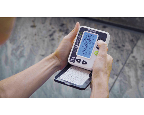 Osoba drží v rukách zavlažovací regulátor Geka a ovláda ho.