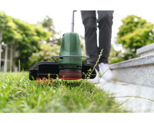 Vyžínač v prevádzke na úpravu okrajov v záhrade
