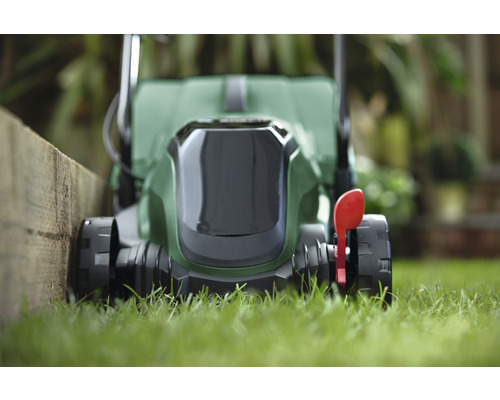 Pohľad zhora na kosačku na trávu v záhrade