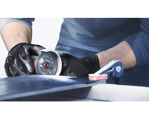 Remeselník reže dlaždice pomocou rozbrusovačky