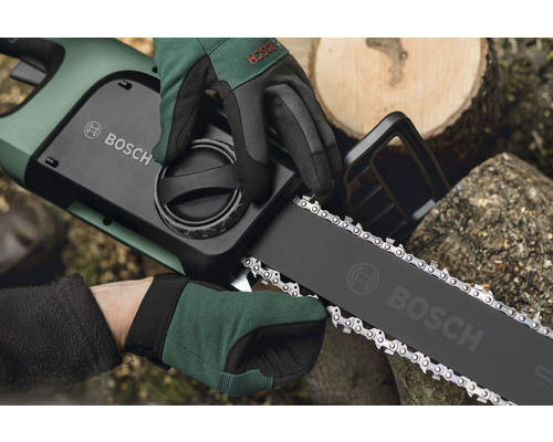 Ovládanie reťazovej píly Bosch s ochrannými rukavicami.