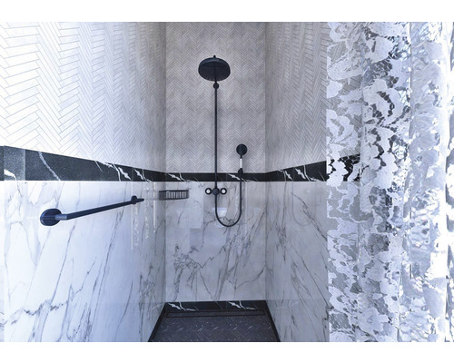 Kúpeľňa s mramorovými obkladmi, sprchovou batériou a držiakom na uteráky