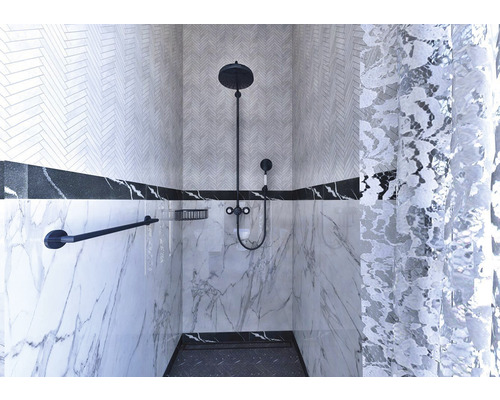 Kúpeľňa s mramorovými stenami, hlavovou sprchou, ručnou sprchou a držiakom na uteráky