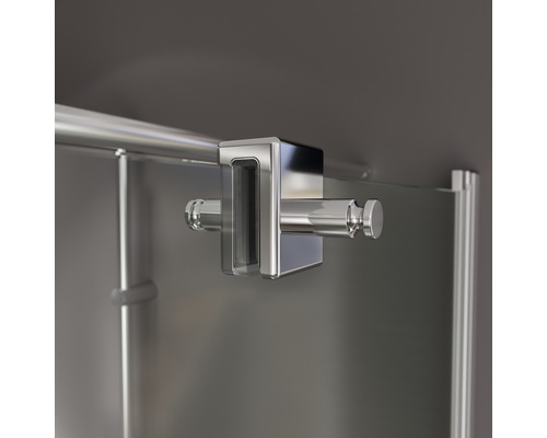 Detailný pohľad na kovové upevnenie sprchovacieho kúta