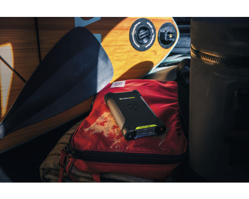 Logo Goal Zero Venture 75 Powerbank na červenej taške, v pozadí pádlo a paddleboard