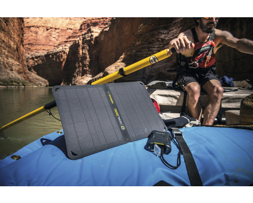 Solárny panel a powerbanka na lodi na rieke