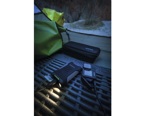 Scéna v stane s powerbankou, akčnou kamerou a príslušenstvom