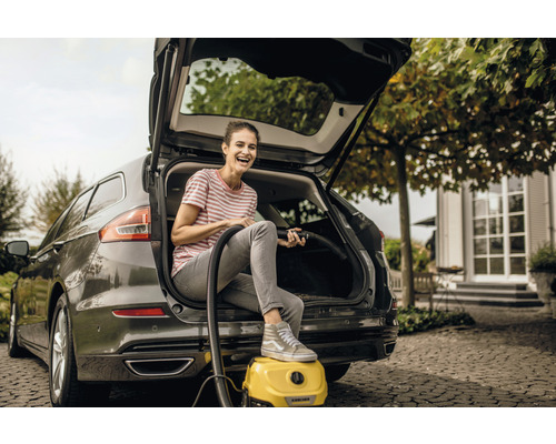 Žena používa vysávač Kärcher na čistenie svojho auta