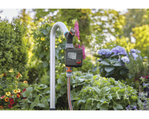 Riadiaca jednotka zavlažovania s namontovaným vodovodným kohútikom v záhrade