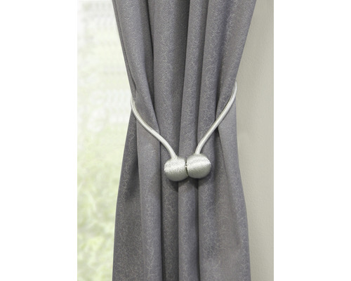 Sivý záves so striebornou magnetickou sponou