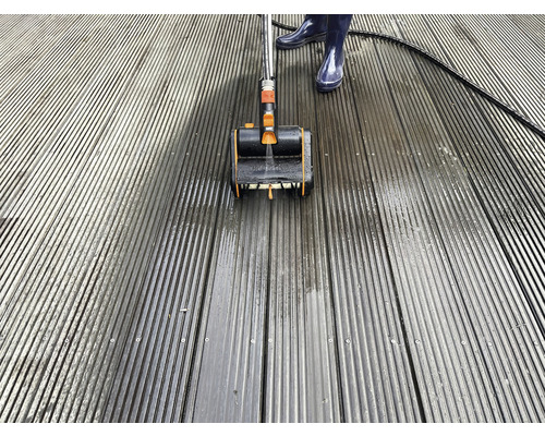 Čistenie terasy pomocou kefového nadstavca a gumákov