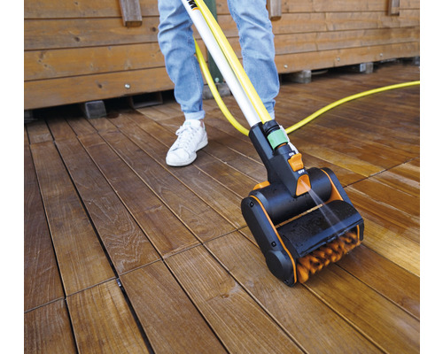 Čistič terás v prevádzke na drevenej terase s osobou