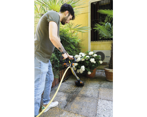 Muž čistí terasu čističom terás.