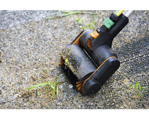 Škárovacia kefa pri práci na dlažobných kockách na odstraňovanie buriny