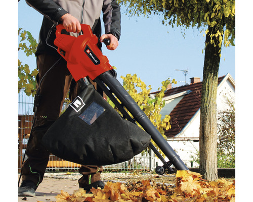 Osoba používa vysávač lístia Einhell na vysávanie lístia v záhrade.