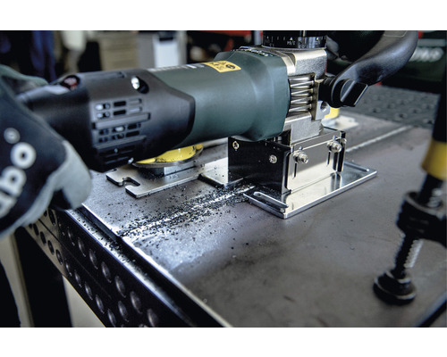 Drážkovacia fréza v akcii na kovovom povrchu s kovovými trieskami