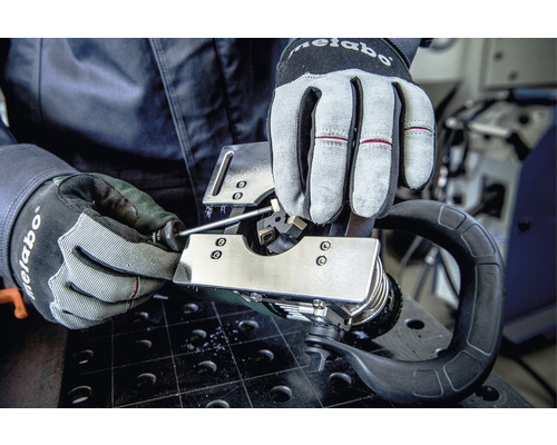 Obsluha zrážacieho stroja s rukavicami