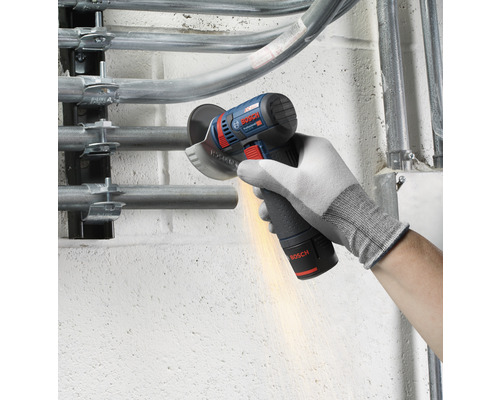 Osoba používa uhlovú brúsku Bosch na rezanie kovovej rúrky.