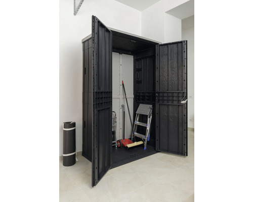 Otvorená skriňa na náradie s rebríkom a záhradným náradím