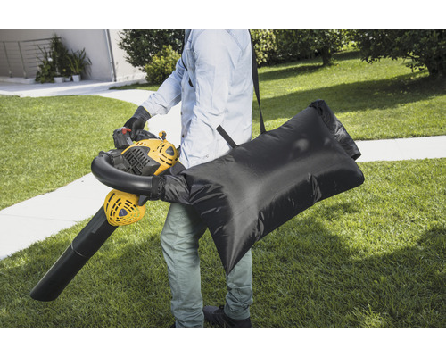 Osoba s fúkarom na lístie a zberným vakom v záhrade