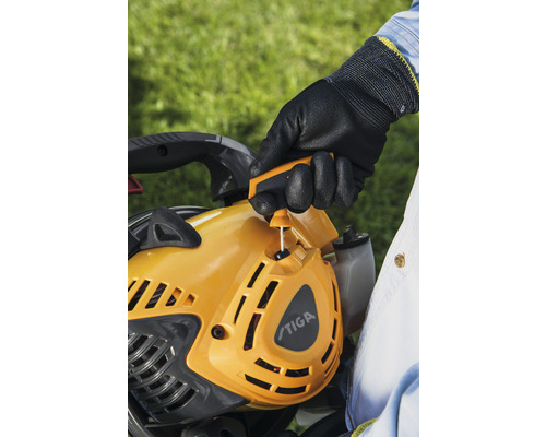 Obsluha plotostrihu Stiga v rukaviciach