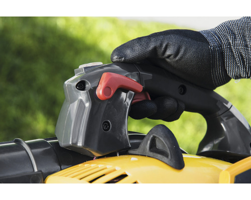 Ovládanie žltého vysávača lístia v rukaviciach